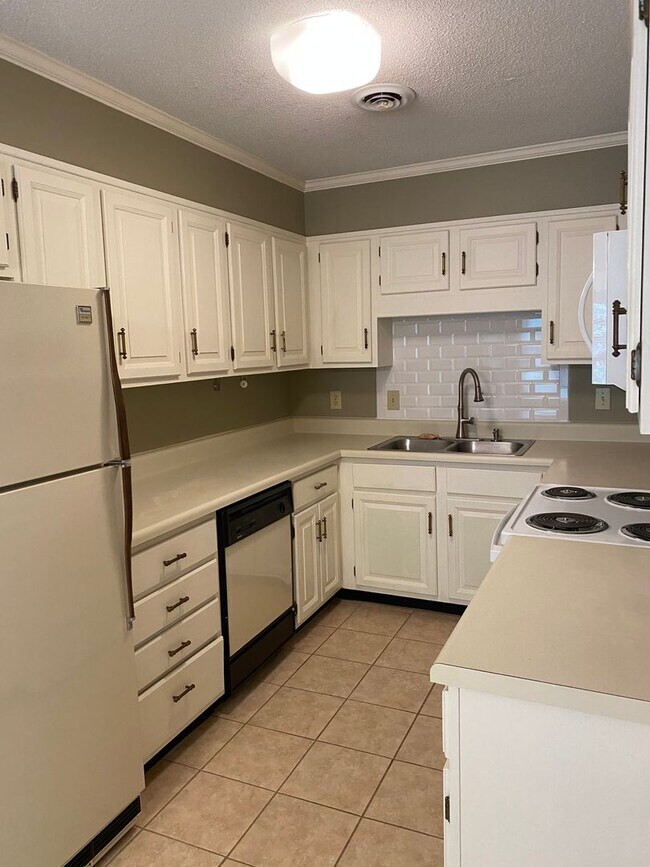 Foto del edificio - Very well kept condo in Lytchfield off Allistair Rd-Move in Special $500.00 off the first months ...