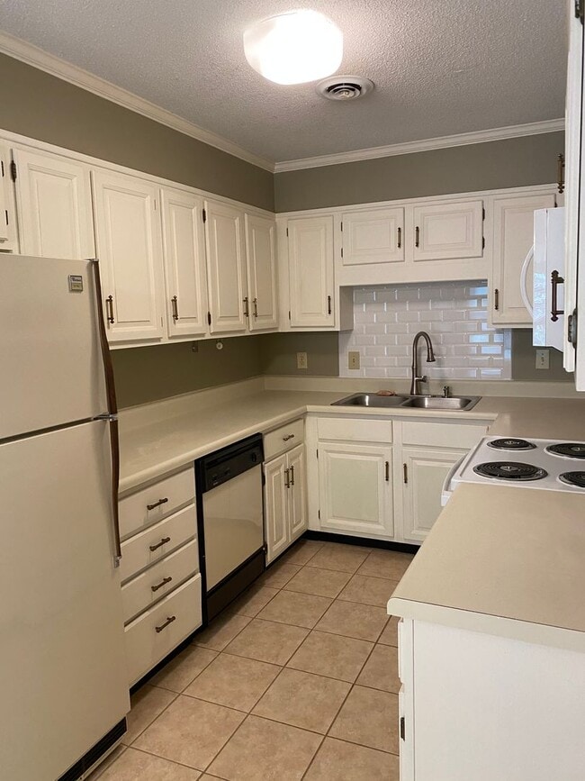 Building Photo - Very well kept condo in Lytchfield off Allistair Rd