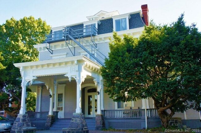 Foto del edificio - 218 Flax Hill Rd