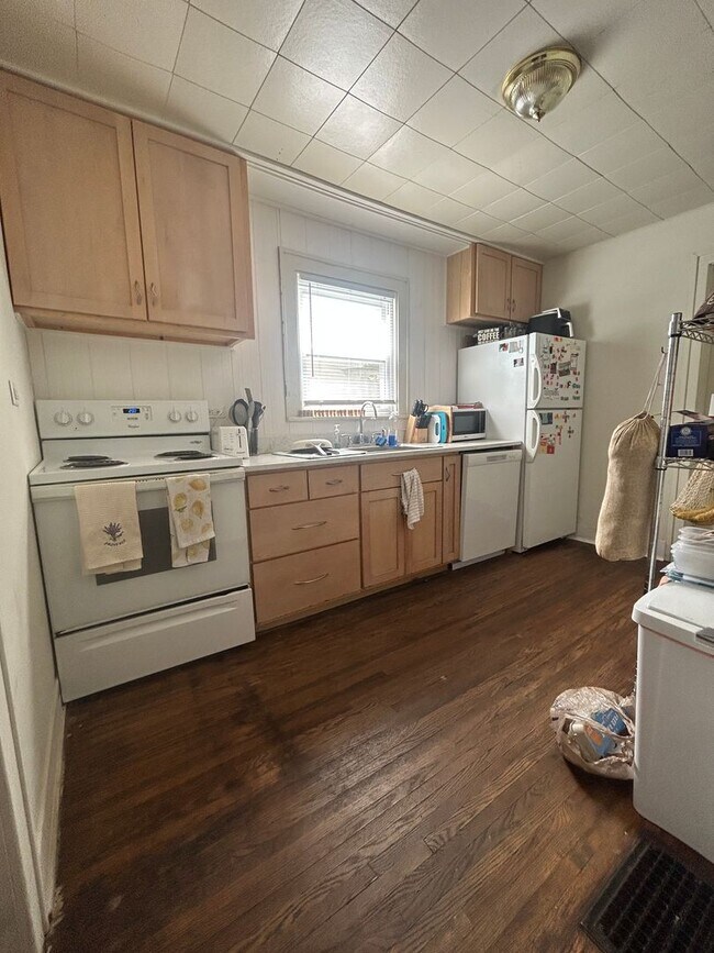 Building Photo - *Available 2026* Charming 3 Bed 1 Bath Home!