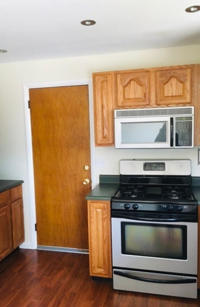 Building Photo - Rancher 3 Bedroom 2 Bath, Garage, Basement, Yard-Suburban School District!