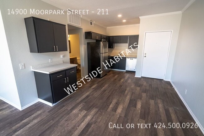 Building Photo - 14900 Moorpark St