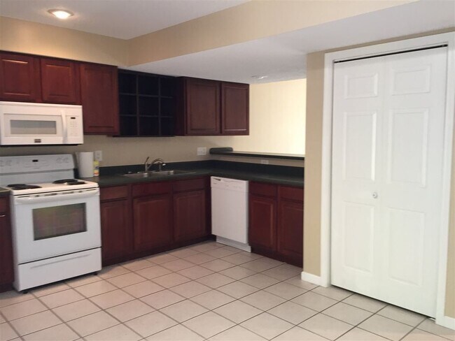 Building Photo - 2 bedroom Townhome: Oaklawn Park!