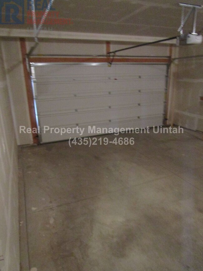 Foto del edificio - 3 bed 2.5 bath townhome in Fox Run