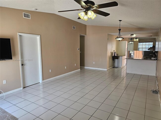 Foto del edificio - 8905 NW 121st St