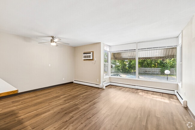 Interior Photo - 405 10th Ave N