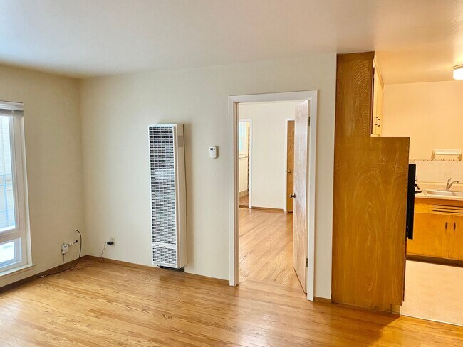 Building Photo - Spacious and Bright 1BR/1BA Unit in the Mi...