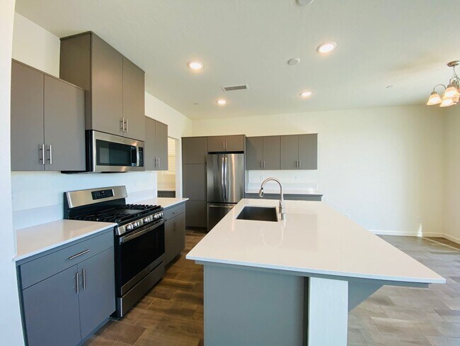 Foto del edificio - $2,395 Alluvial & Fowler, 3 Bedroom Home -...