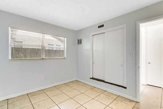 Building Photo - 318 E Dakin Ave. Unit #7  Kissimmee FL 34741