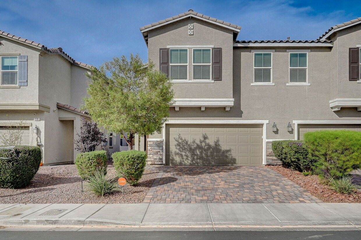 Foto principal - N Las Vegas Beautiful 3 bedroom townhome w...