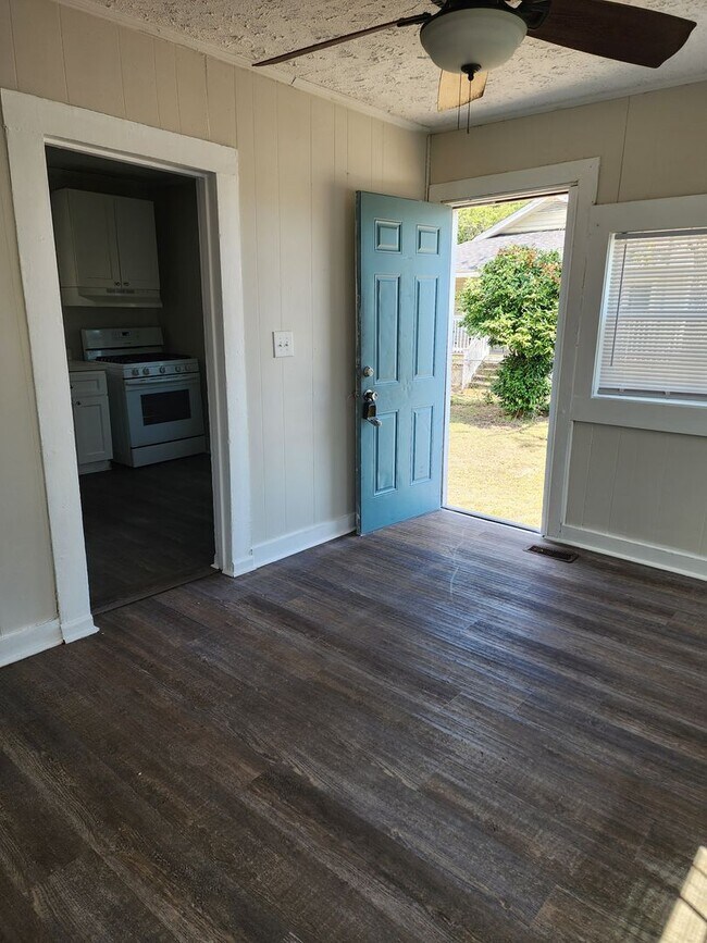 Building Photo - 1 Bedroom Duplex Apartment
