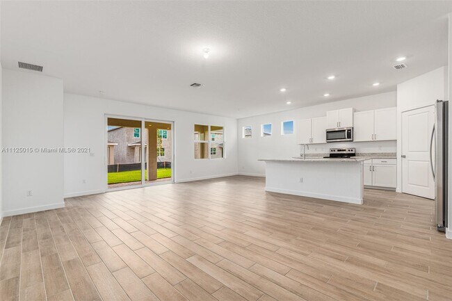 Building Photo - 2941 Breezeway Cir