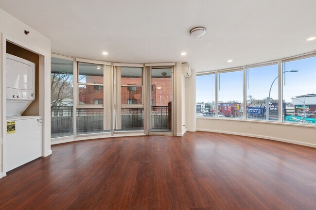 Building Photo - Spacious 2 BR 2 BATH w. Balcony