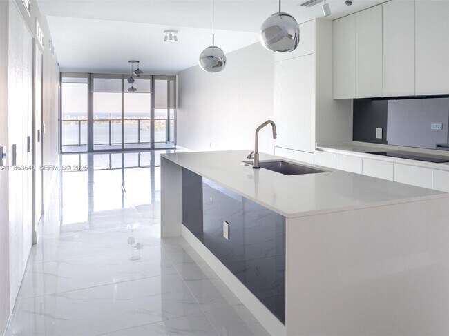 Foto del edificio - 700 NE 24th St