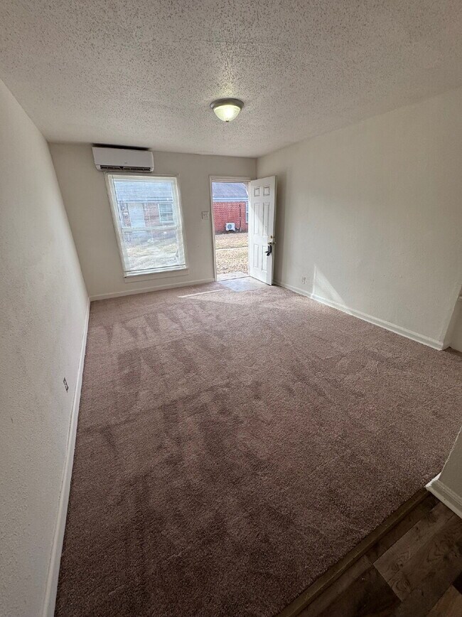 Foto del edificio - "Charming Studio Retreat with Full Bath in the Heart of Wichita!"