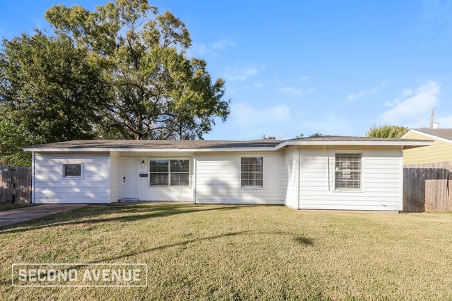 Building Photo - 5911 Kenilwood Dr