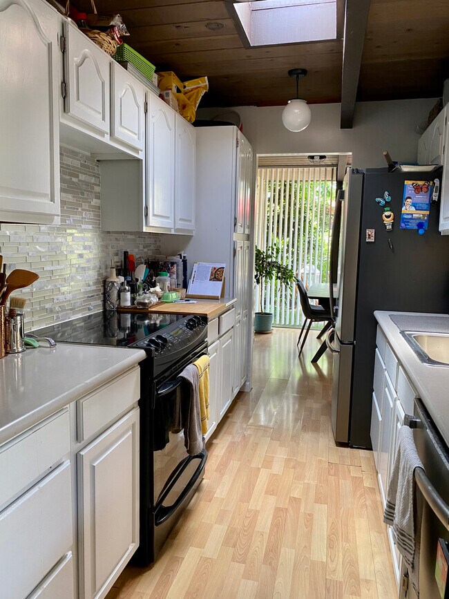 Kitchen - 1048 Pomeroy Ave