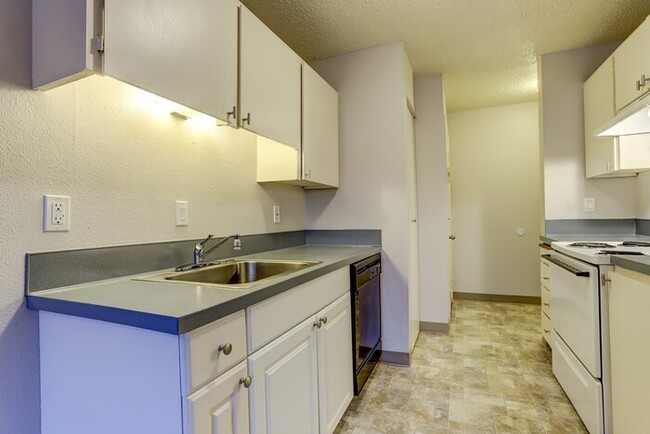 Building Photo - MAKE THIS YOUR NEW HOME!!: Spacious 2 bdrm...
