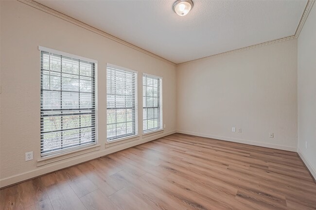 Building Photo - 2727 Raintree Dr