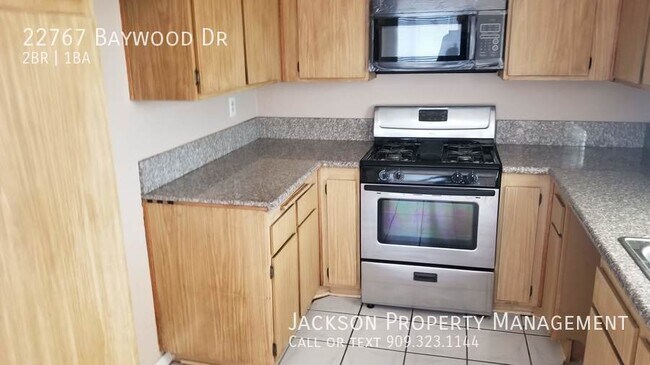 Building Photo - Cozy 2 Brm/1 bath with large back yard! Mu...