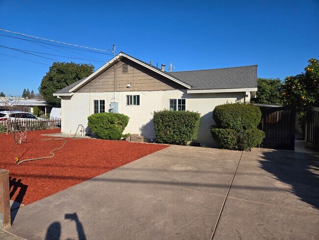 Foto del edificio - Beautifully Renovated 3-Bedroom / 2-Bathroom Duplex-Style Home in Prime Sunnyvale