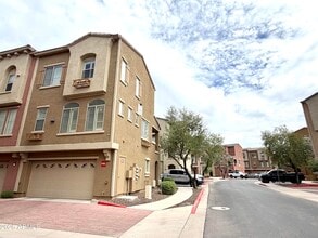 Building Photo - 900 S 94th St