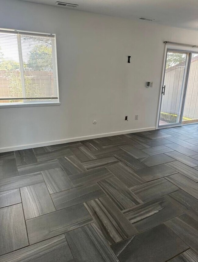 Foto del edificio - 3754C Helios Ct