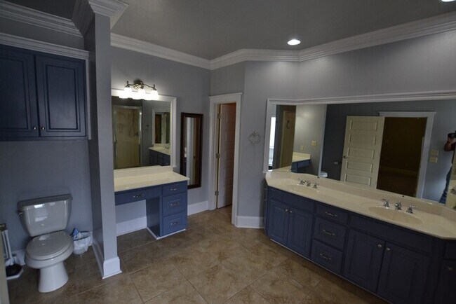 Building Photo - 6680 Summerlin Dr