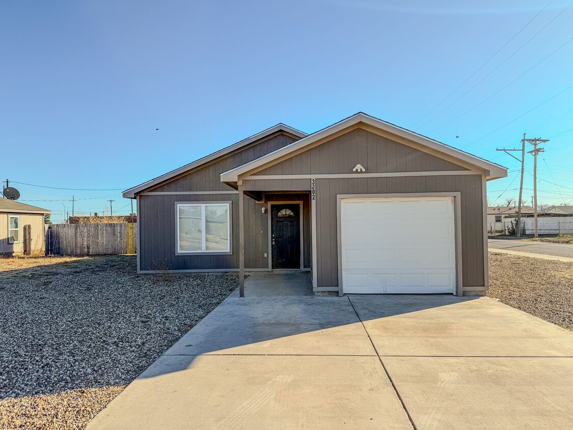 Foto principal - 3 Bedroom Home In Lubbock ISD!