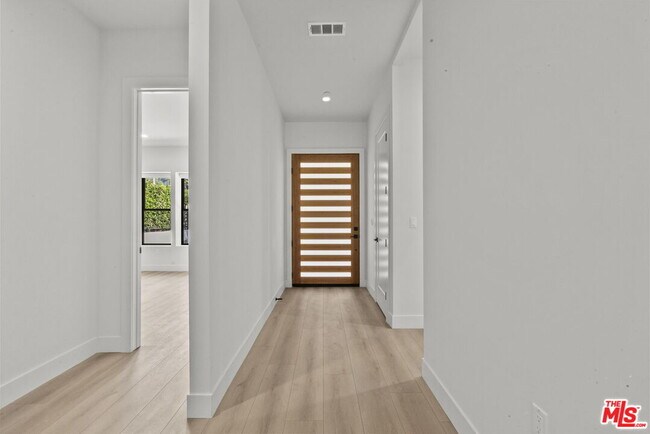 Foto del edificio - 521-519 N Martel Ave