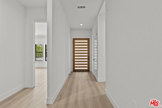 Building Photo - 521 N Martel Ave