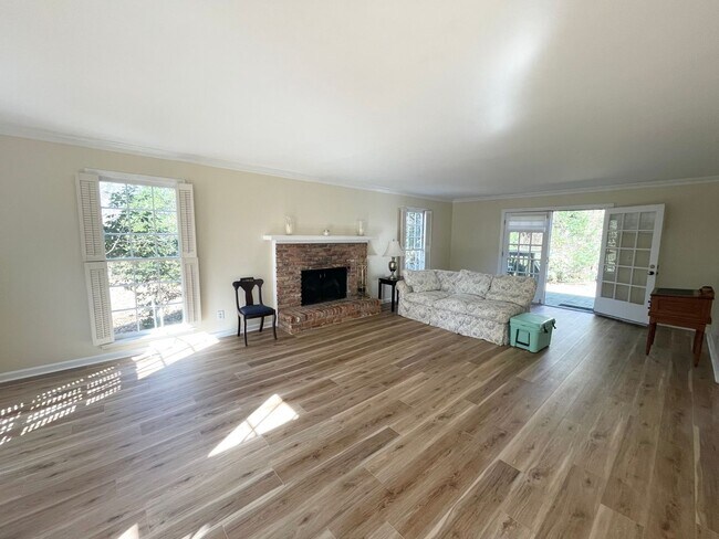 Building Photo - Large Home in Great Location!