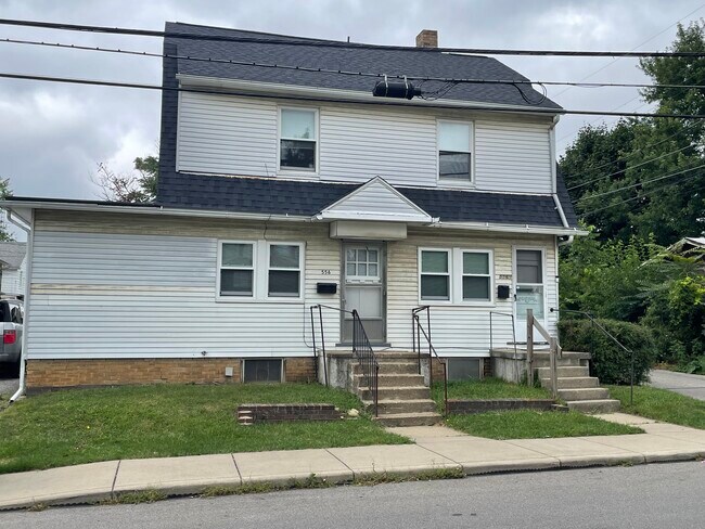 Building Photo - 556 Maple St
