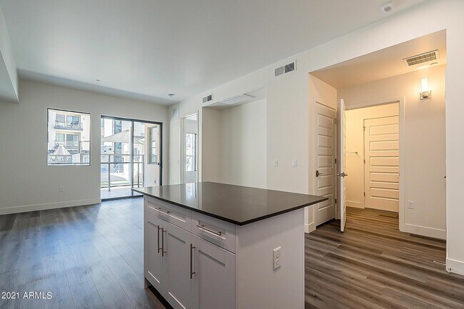 Foto del edificio - 7300 E Earll Dr