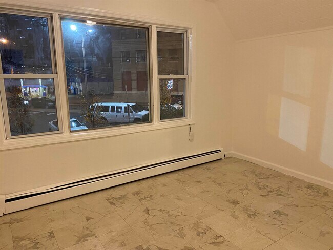 Building Photo - 813 7th St