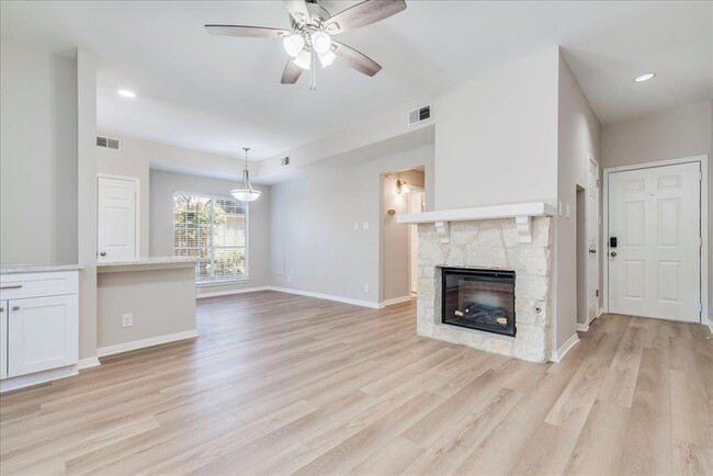 Building Photo - 3809 Spicewood Springs Rd