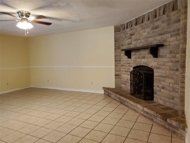 Building Photo - 17623 Autumn Hills Dr