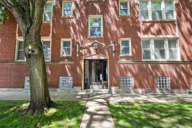 Building Photo - 1702 W Catalpa Ave