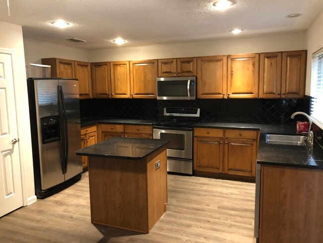 Building Photo - 7037 Beekman Lake Dr