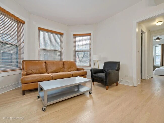 Ventanas y pasillo del dormitorio - 6259 N Sheridan Rd