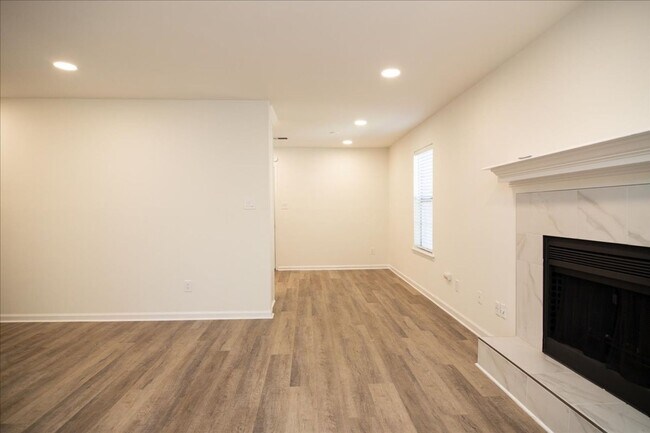 Building Photo - Newly Renovated 2bd/2ba Duplex Unit in Con...