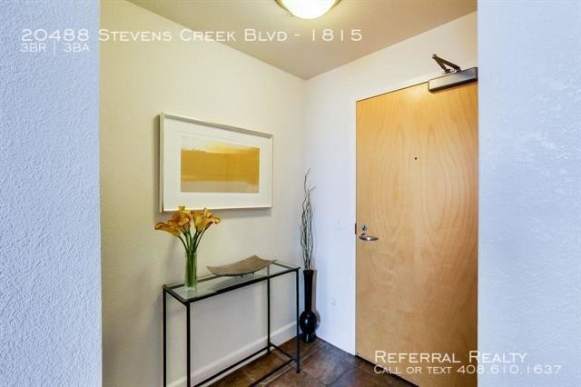 Building Photo - Luxury Penthouse Condo with Beautiful Views!