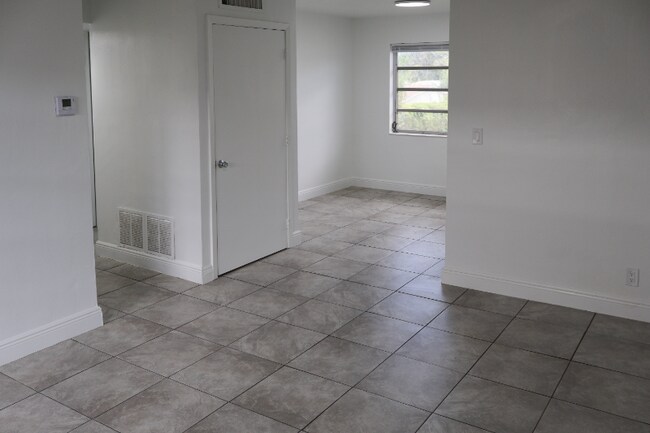 Foto del edificio - 5920 NW 16th Pl