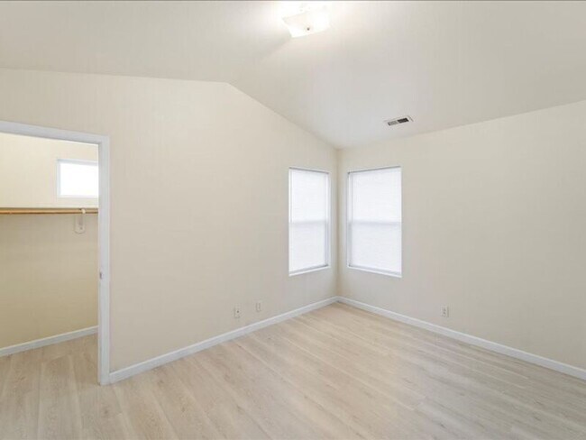 Foto del edificio - 6405 Chapel Hill Blvd