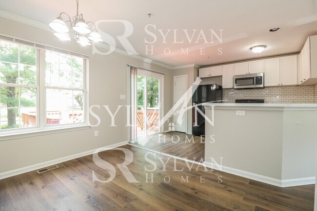 Building Photo - Updated 3 bedroom townhouse available now!