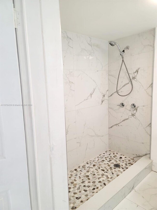 Foto del edificio - 834 W 72nd Pl