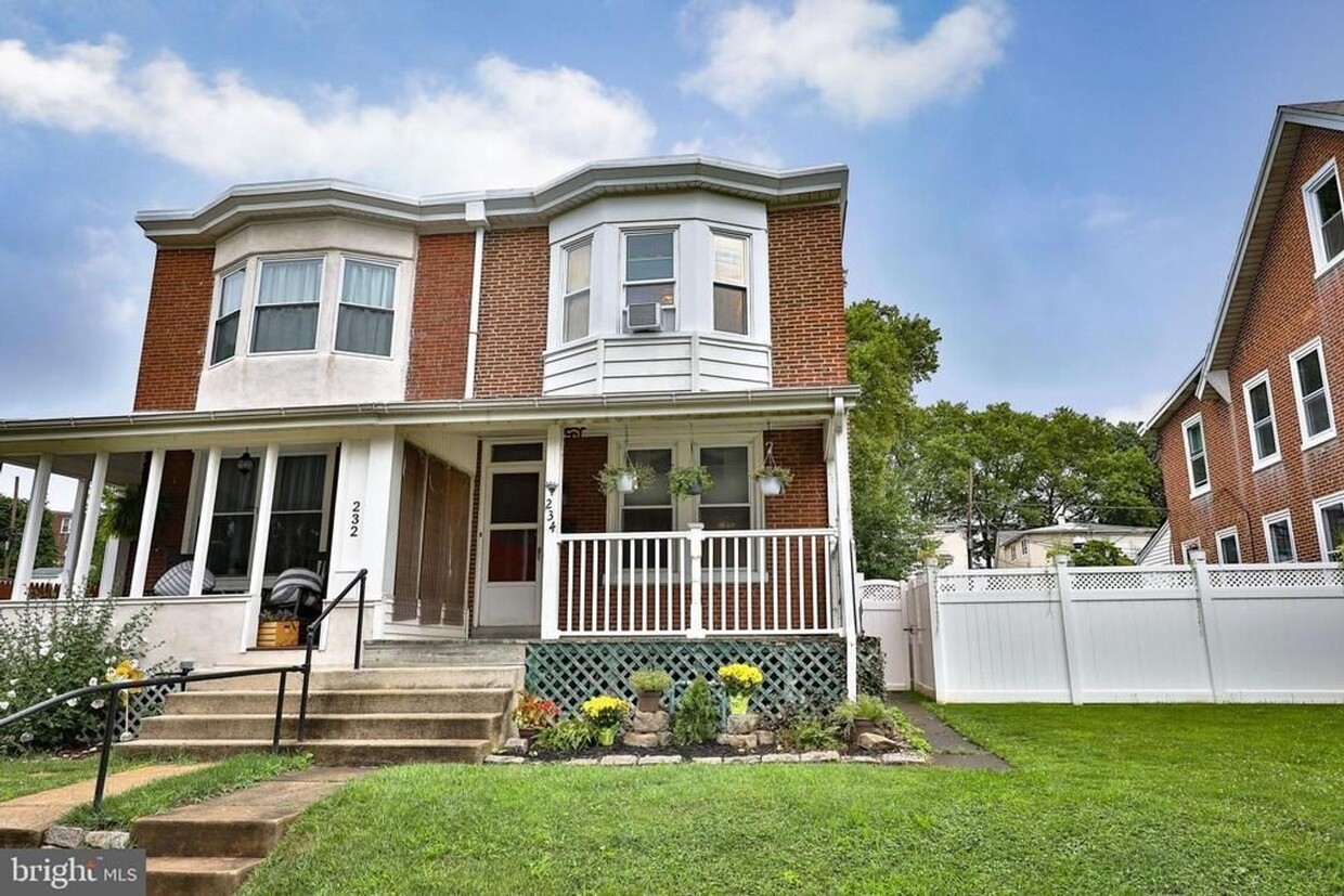 Primary Photo - Charming Twin Home in Conshohocken - Cozy,...