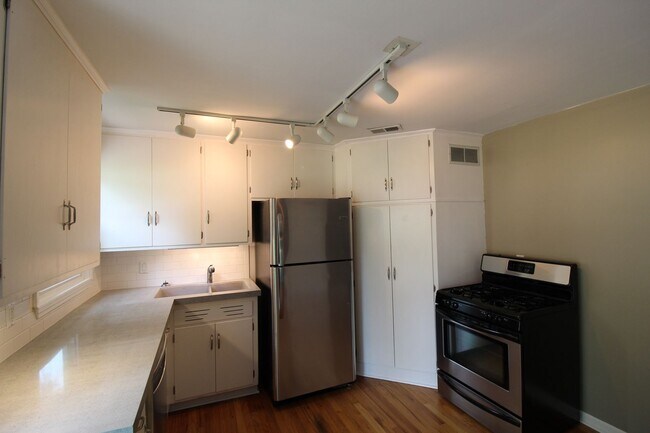 Foto del edificio - 2 Bedroom 1 Bath Home In Overland Park Kansas