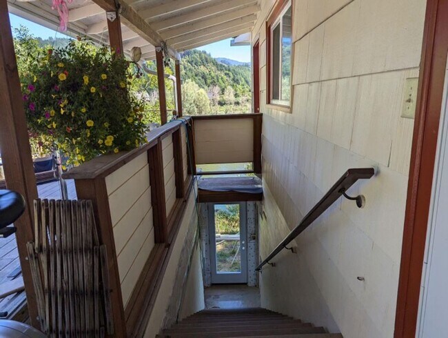 Foto del edificio - 95810 N Bank Rogue River Rd
