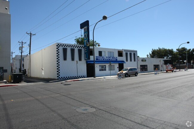 Building Photo - 813 E Ogden Ave